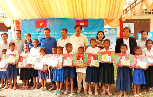 Tặng quà cho các em học sinh huyện Preah Sdach (tỉnh Preyveng) và huyện Kampong Svay (tỉnh Kampong Thom)
